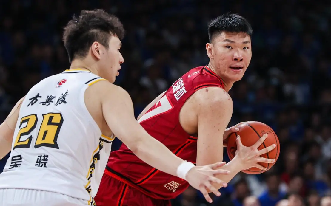 京首钢的主, 直接打进了, 去冲抢篮板 京首钢的主, 直接打进了, 去冲抢篮板