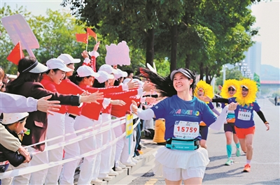 全媒体记者, 日开跑, 的马拉松品 全媒体记者, 日开跑, 的马拉松品